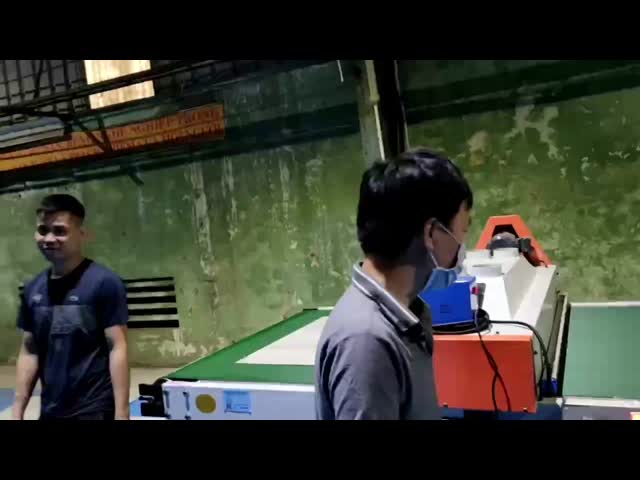 Çin SPC Zemin Plak Kaplama Makinesi Nokta UV Baskı Makinesi Satılık